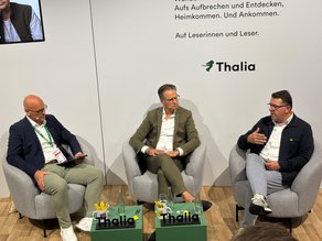 Die Referenten sitzen auf der Thalia-Bühne