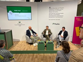 Die Referenten sitzen auf der Thalia-Bühne