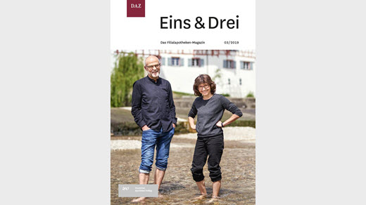 Titelbild einer Ausgabe des Magazins Eins & Drei auf grauem Hintergrund