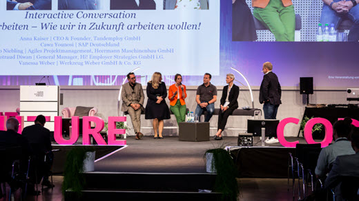 Foto von Speakern auf der Bühne bei The Future Code 2019 